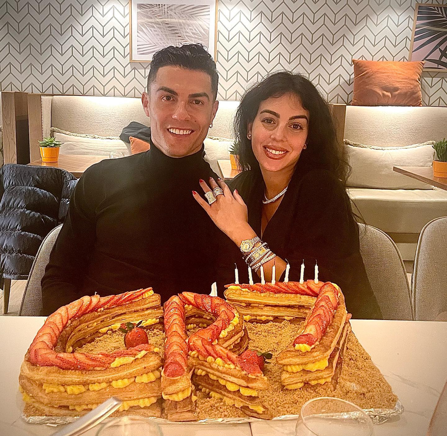 Christiano Ronaldo with his wife Georgina Rodríguez during his birthday.
