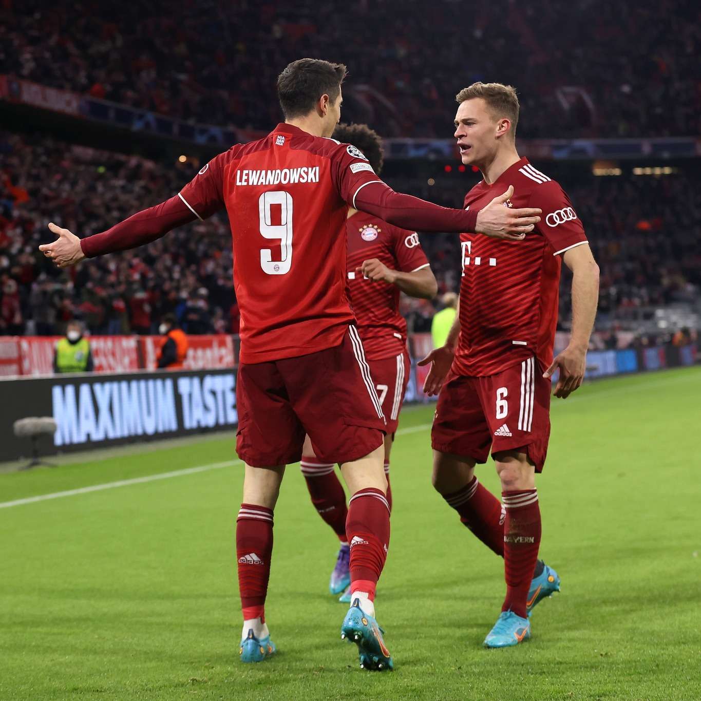 Bayern hit seven past Salzburg to progress to the quarters