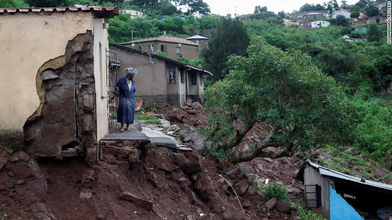 President Uhuru Kenyatta Condoles with S.A As 300 People Killed